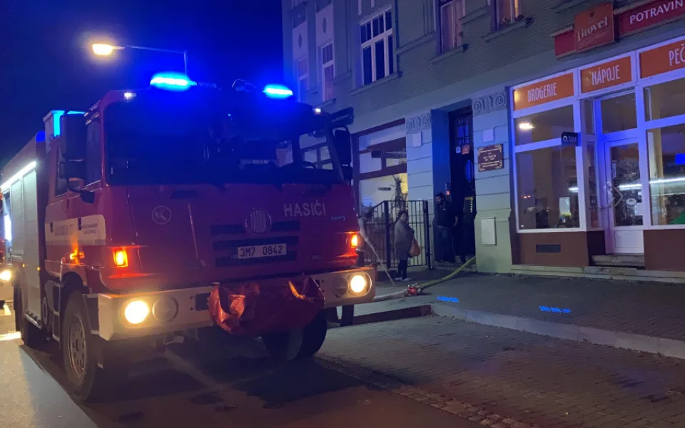 AKTUÁLNĚ: V Tomkově ulici v Hejčíně hoří byt