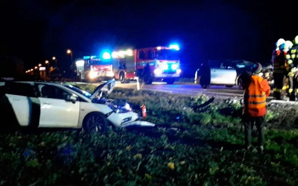 Vážná nehoda tří osobáků a jednoho nákladního vozidla si vyžádala tři zraněné osoby
