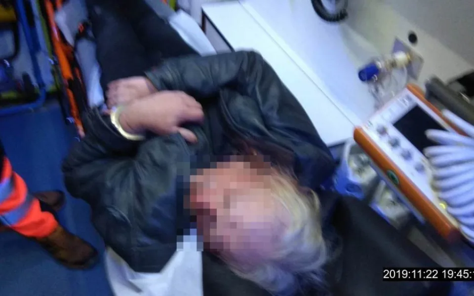 Strážníci vyjižděli k namol opilým mužům krvácejících z ran na hlavách, které si způsobili pády na zem