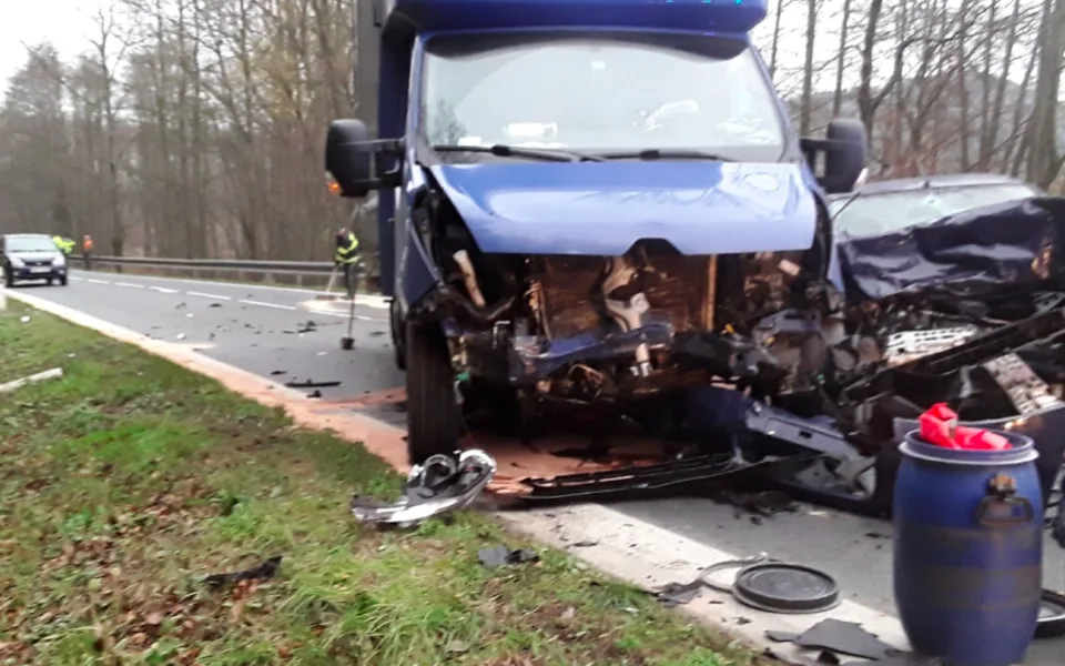 AKTUALIZOVÁNO: Po čelní srážce osobáku a dodávky je silnice již zprovozněna