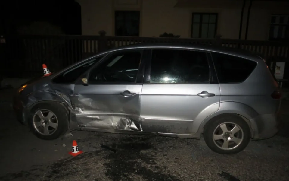 Policie hledá řidiče, který se svým autem vyjel ze silnice a narazil do oplocení a dvou zaparkovaných aut