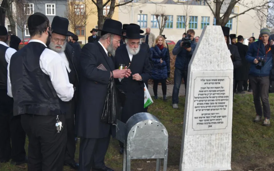 Rabína Horowitze i hřbitov v Prostějově připomíná bílý náhrobek
