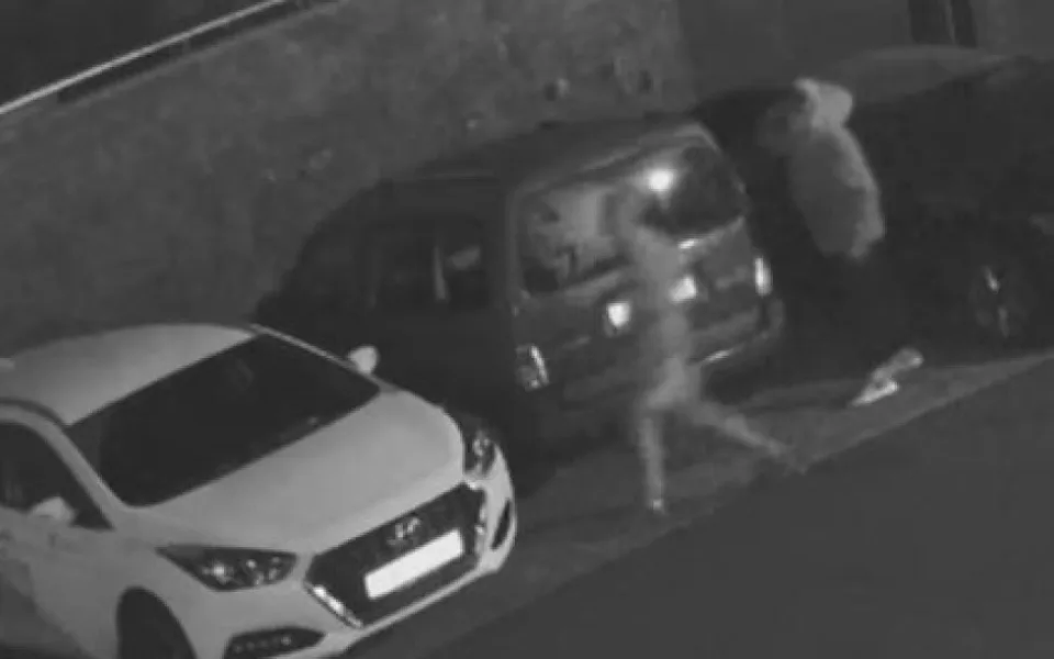 VIDEO: Policie pátrá po vandalovi, který v Olomouci poničil devět aut za jednu noc