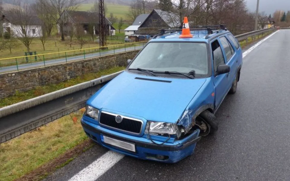 Dvaadvacetiletý cizinec způsobil nehodu. Měl přes tři promile a zákaz řízení