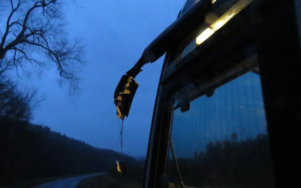 Tatra a autobus se při míjení střetly zrcátky