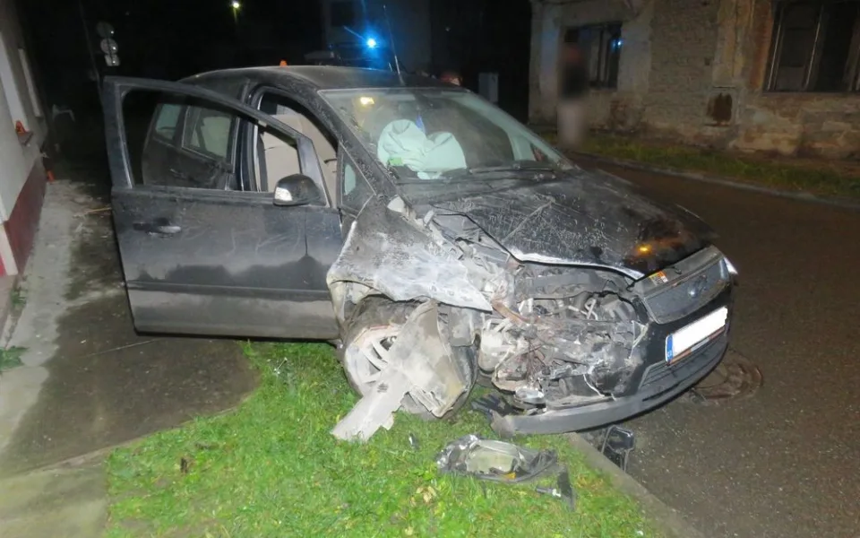 VIDEO: Dva nezletilí chlapci při noční projížďce narazili do domu, spolujezdec se zranil