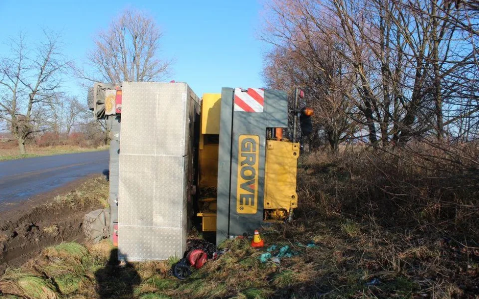 Na Olomoucku havarovala dvě vozidla. Osobní auto skončilo v poli, jeřáb v příkopu