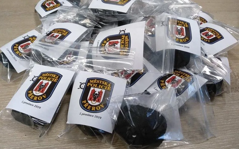Přerovští strážníci budou na Mikuláše rozdávat s pokutami také uhlí