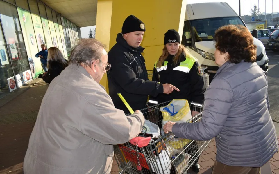 FOTO: Policie varuje před zloději u nákupních center