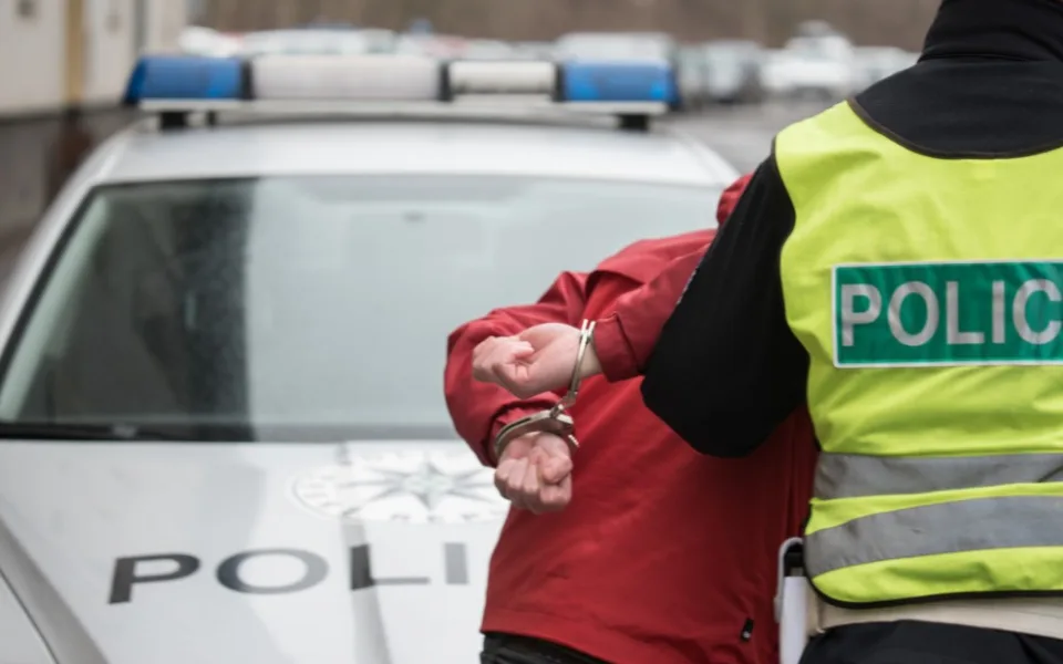 Útočník před casinem napadl mladého muže, zlomil mu nos a vyrazil tři zuby