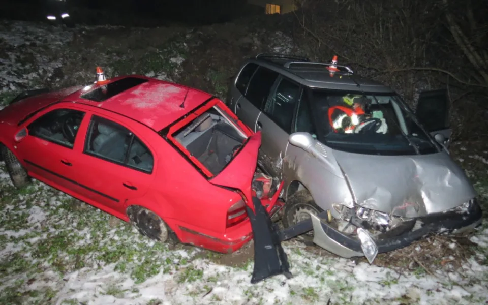 Řidič v zatáčce narazil do zaparkovaného vozu. Byl v silně podnapilém stavu