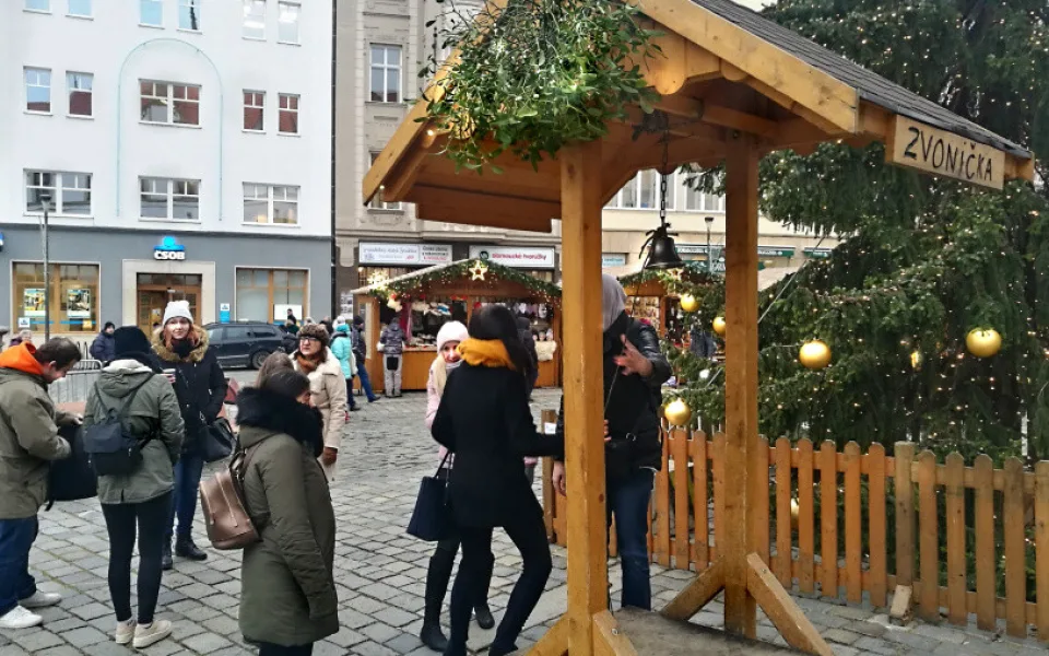Zvoničku na Horním náměstí zdobí jmelí z Království