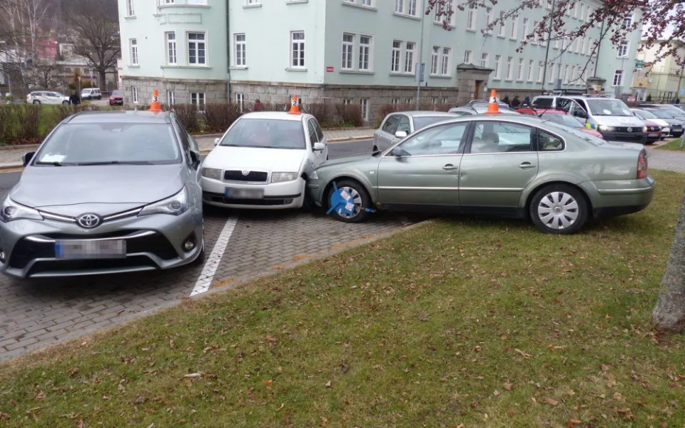 Muž chtěl na autě vyměnit blatník, auto se rozjelo z kopce