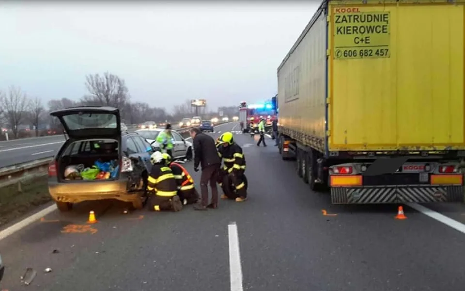 Nehoda tří aut a kamionu komplikovala provoz u Globusu před Olomoucí