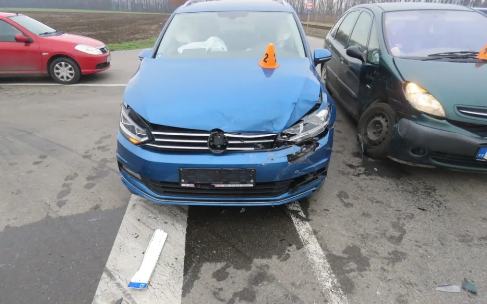 FOTO: Nehoda dvou osobních aut se obešla bez vážnějších zranění. Škoda je 220 tisíc korun