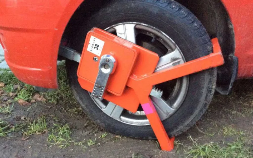 Řidička přehlédla botičku na autě a rozjela se
