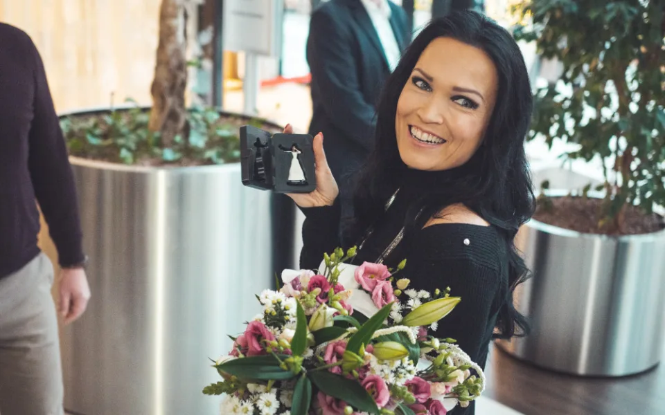 FOTO: Tarja se podívala před dnešním koncertem v Olomouci k betlému v Šantovce, dostala svou figurku