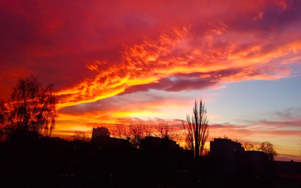 FOTOGALERIE: Slunce a mraky dnes kouzlily na ranní obloze. Tady jsou vaše nejlepší úlovky
