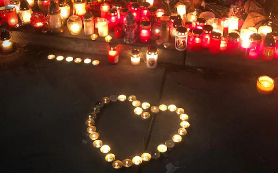 Olomouc posílá sto tisíc obětem a pozůstalým střelce v ostravské nemocnici