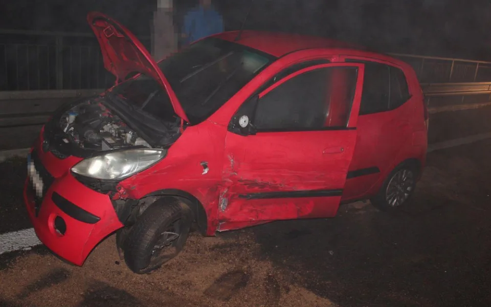 Žena pod vlivem drog a se zákazem řízení způsobila nehodu na D35