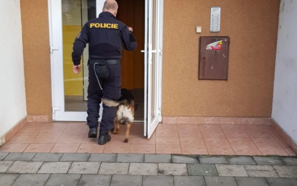 AKTUALIZOVÁNO: Držení nebezpečného materiálu v přerovském bytě se nepotvrdilo