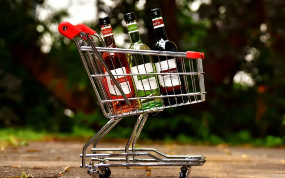 V supermarketech před koncem roku přibývá pokusů o krádež alkoholu