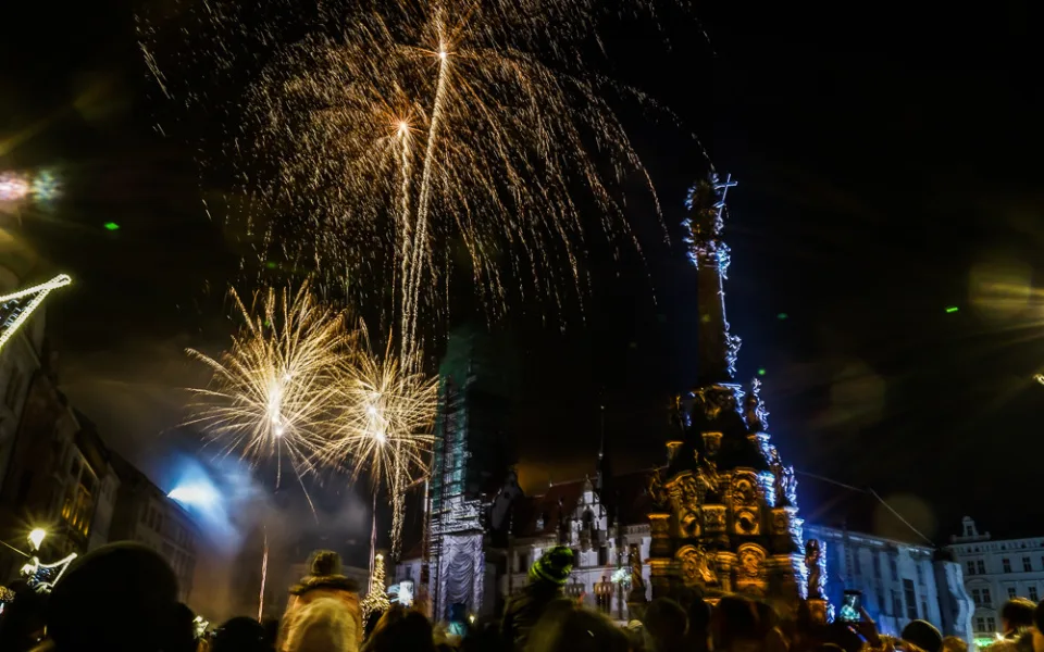 FOTO/VIDEO: Novoroční ohňostroj ozářil nebe nad Olomoucí. Podívejte se na video a fotky