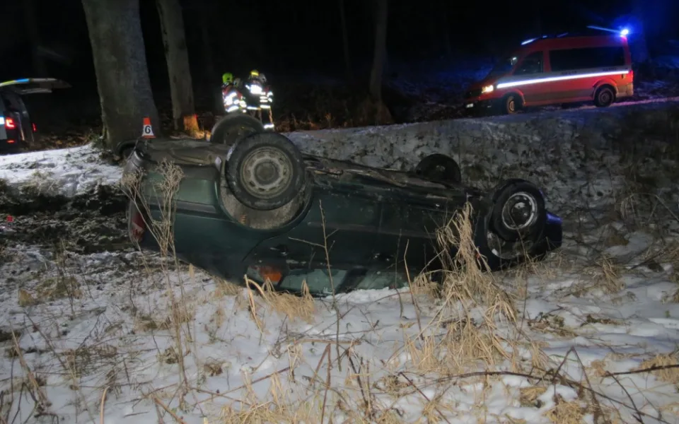 FOTO: Řidič po havárii, při které auto přetočil na střechu, z místa nehody utekl. Auto vzal svému strýci