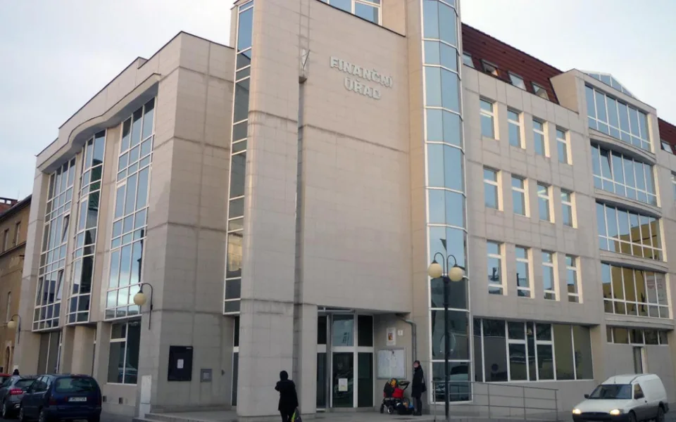 Vandal vysklil dveře a okno finančního úřadu v Prostějově