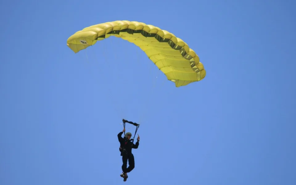 Paraglidista se u Milenova zapletl s padákem do stromů, vyprostit ho museli hasiči