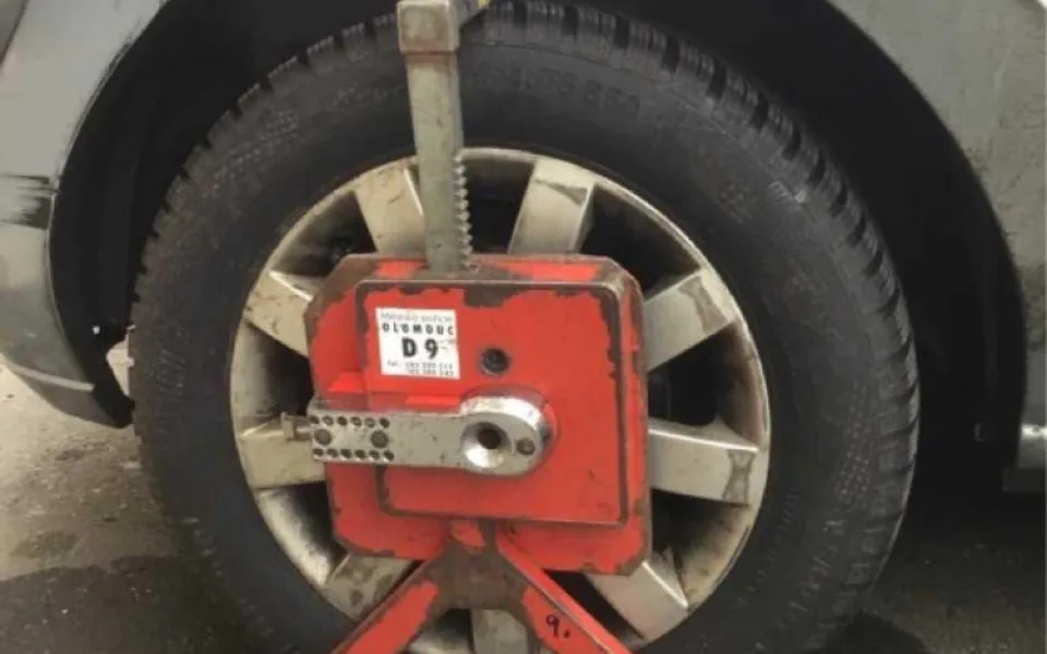 Nepozorný řidič se rozjel i s botičkou a poškodil si auto