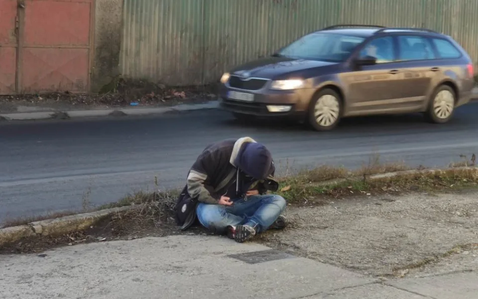 Opilý muž se nebezpečně blízko pohyboval kolem frekventované ulice v Přerově