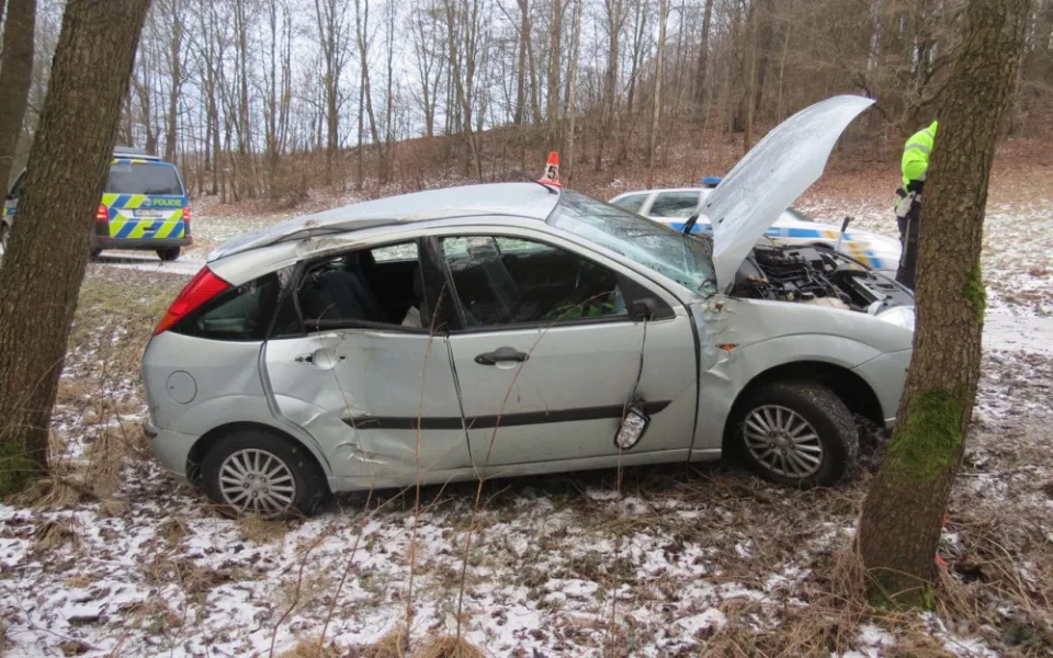 Řidička na Šumpersku na namrzlé vozovce dostala smyk a narazila do stromu