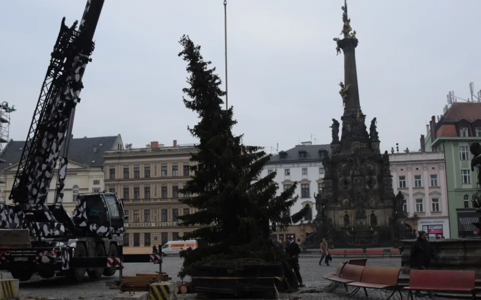 FOTO: Vánočnímu stromku v Olomouci už odzvonilo