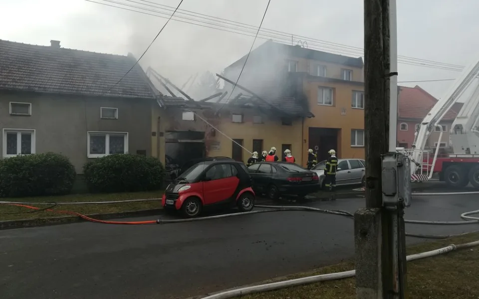 FOTO: Muž na Přerovsku způsobil svou neopatrností požár domu