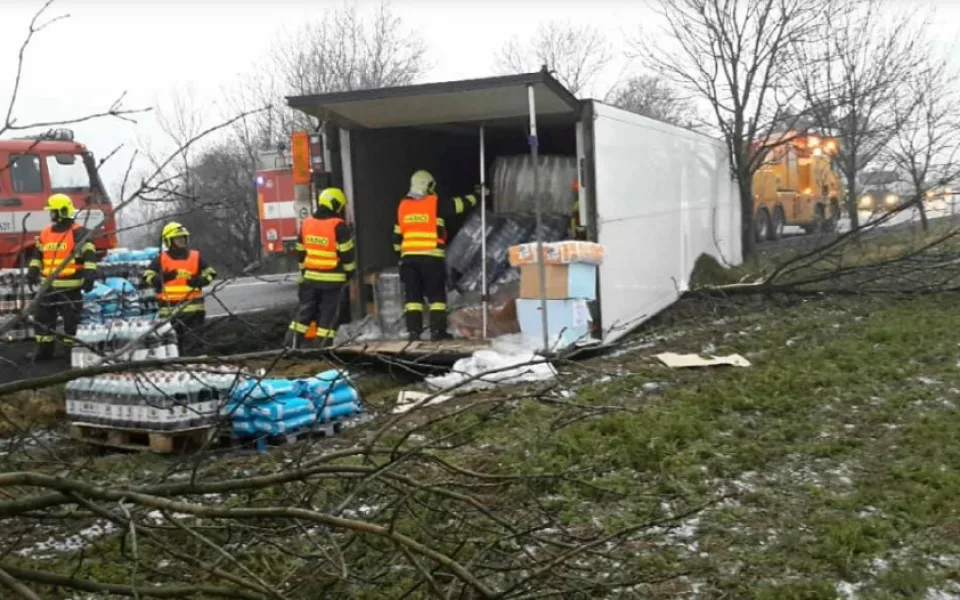AKTUALIZOVÁNO: Silnice I/35 je po nehodě kamionu již zprůjezdněna