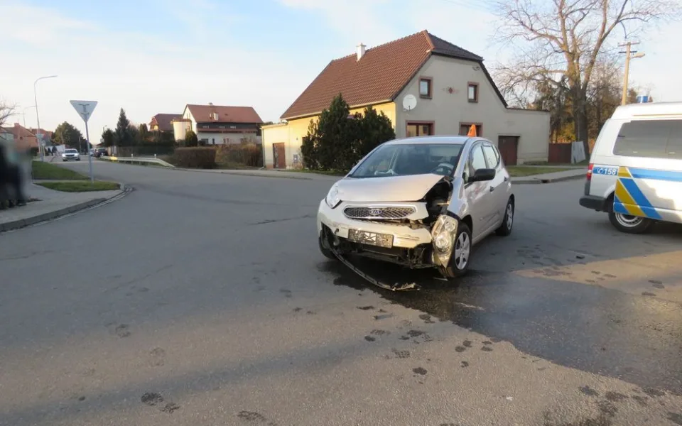 Řidič nedal přednost v křižovatce a narazil do jedoucího automobilu