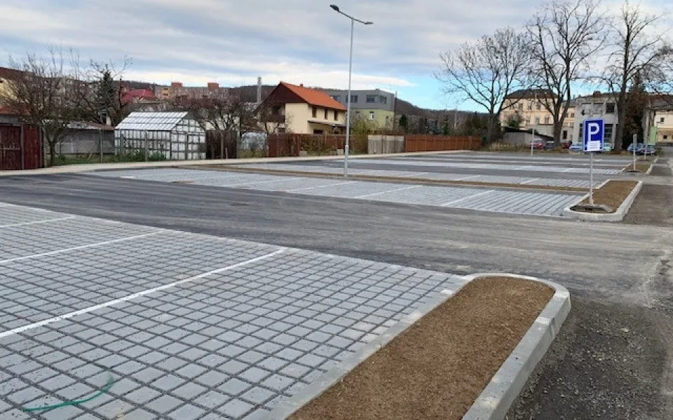 Šternberská nemocnice má nový vjezd a padesát parkovacích míst