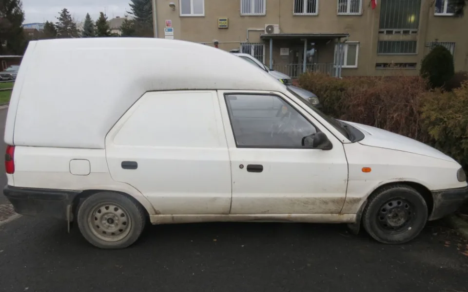 Auto řidiče, který srazil přecházejícího chodce.