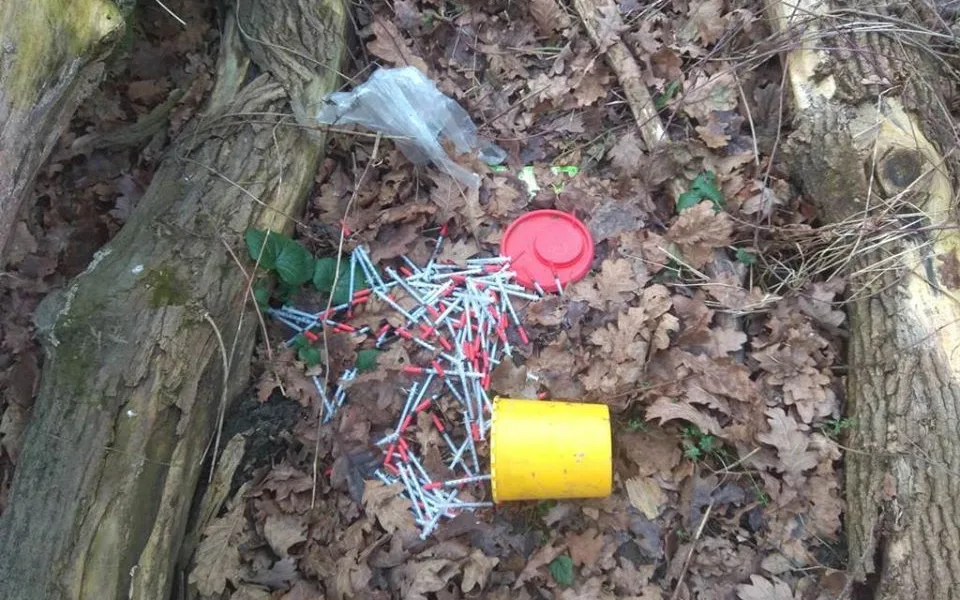 FOTO: Strážníci nalezli několik desítek použitých stříkaček pohozených na jednom místě