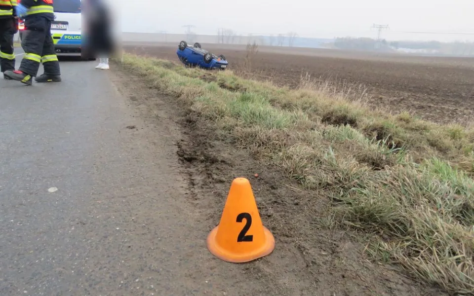 FOTO: Dvacetiletá řidička nezvádla ve velké rychlosti zatáčku a skončila s autem v poli