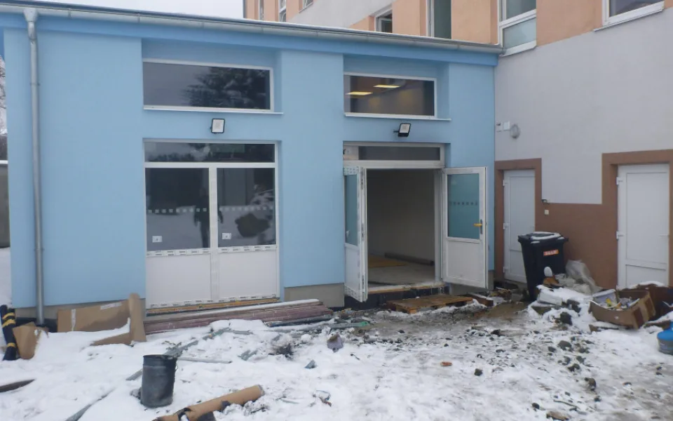 FOTO: Hasiči kvůli požáru na škole evakuovali přes padesát dětí a dvanáct učitelů