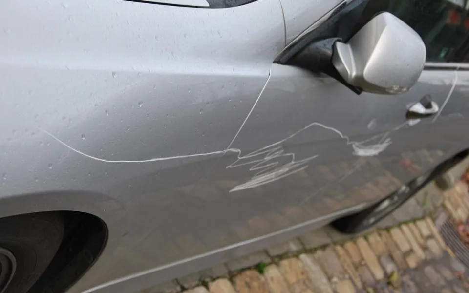 size4-15486690264966-60-poskrabane-auto-alpavinka-rajce