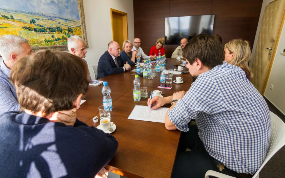 Lidé z Náměště na Hané jednali s hejtmanem o plánované výstavbě domu pro hendikepované