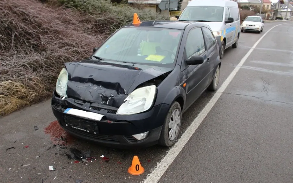FOTO: Seniorka nedobrzdila a narazila do cisterny před ní