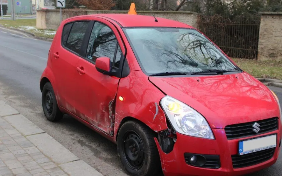 Při řízení nezvládla zatáčku a poškodila auto i zábradlí