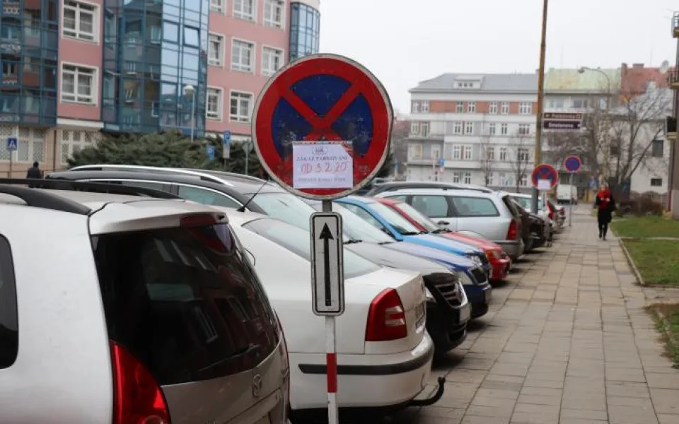 Dvoudenní opravy kanalizace znemožní parkování v Přerově