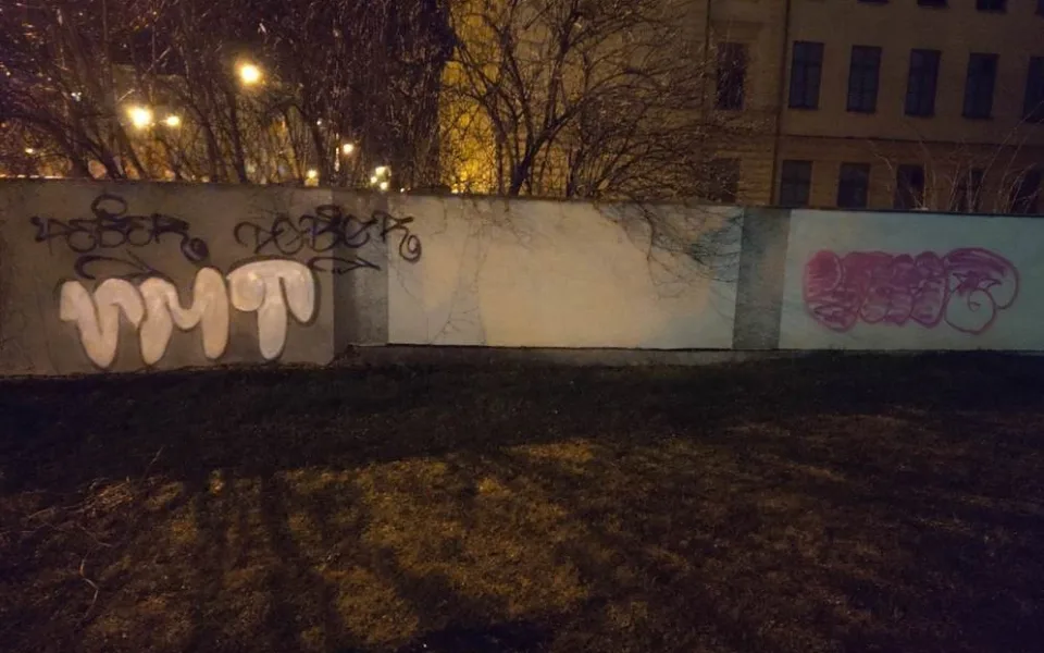 Mladík, který posprejoval zeď, chtěl utéct před strážníky