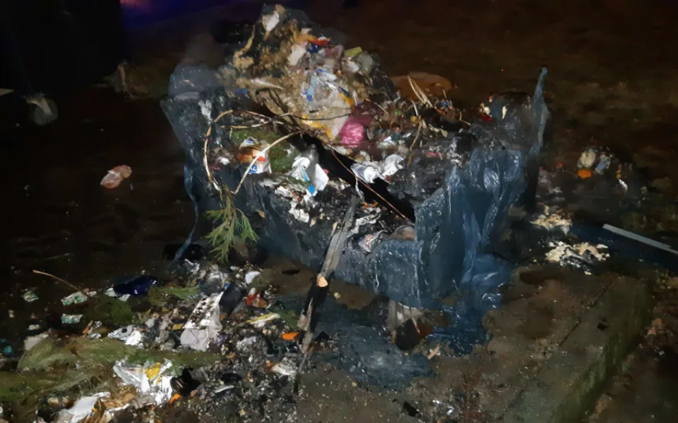 FOTO: Vandal zapálil kontejnery a způsobil škodu téměř za 10 tisíc korun