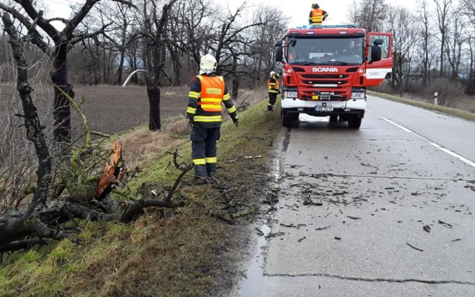 AKTUALIZOVÁNO: Meteorologové varují před silným větrem. Hasiči evidují zvýšený počet výjezdů